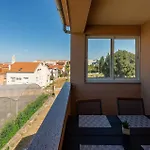 Апартаменти Cozy In With Wifi Задар