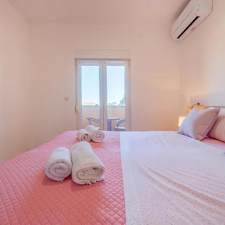 Апартаменти Cozy In With Wifi Задар