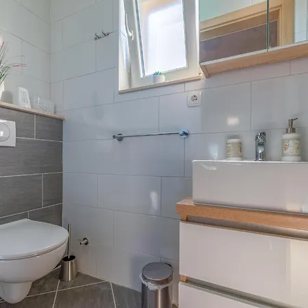 דירה In With Kitchen